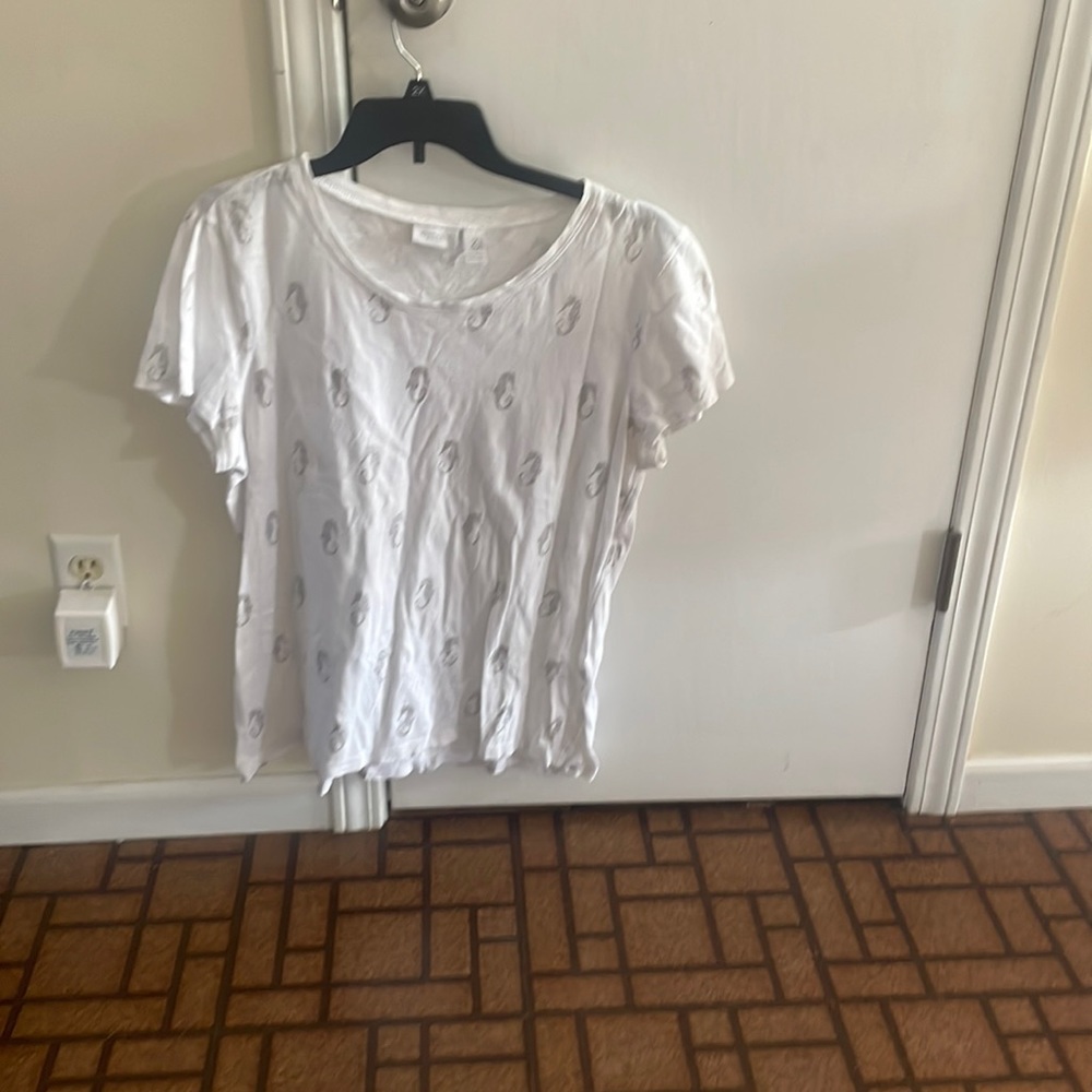 White short sleeve T-shirt with seahorses
